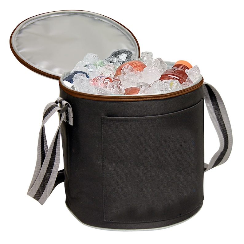 Puede incluir: Una bolsa de enfriador aislada negra con una cremallera marr&oacute;n y un asa marr&oacute;n. La bolsa de enfriador tiene un bolsillo frontal y est&aacute; llena de hielo y bebidas.