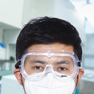 Może przedstawiać: Osoba w przezroczystych okularach ochronnych i białej masce na twarz z nadrukowanym słowem "Albert".