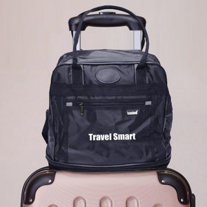 Personnalisé Personnalisé Transfert de Chaleur Broderie Nom Léger Voyage Spacieux Nuit Week-end Stockage Extensible Duffel Tote w / Wheels Bag