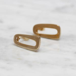 スターリングシルバーのスタッドイヤリング、スクエアイヤリング、ハンドメイド、ハンマー加工、シルバー、ローズゴールド、ライトゴールドからお選びいただけます、ミニマリストジュエリー