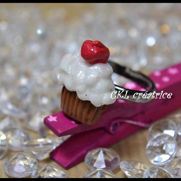 Bague réglable fimo forme cupcake blanc pailleté