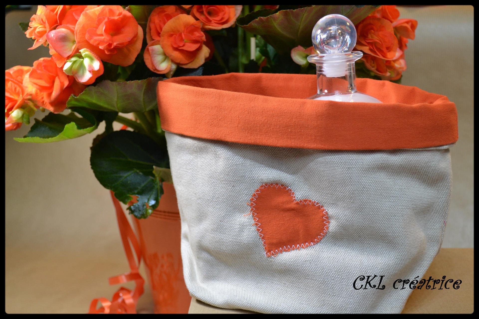 Panière Beige et Orange Réversible Son Motif Coeur