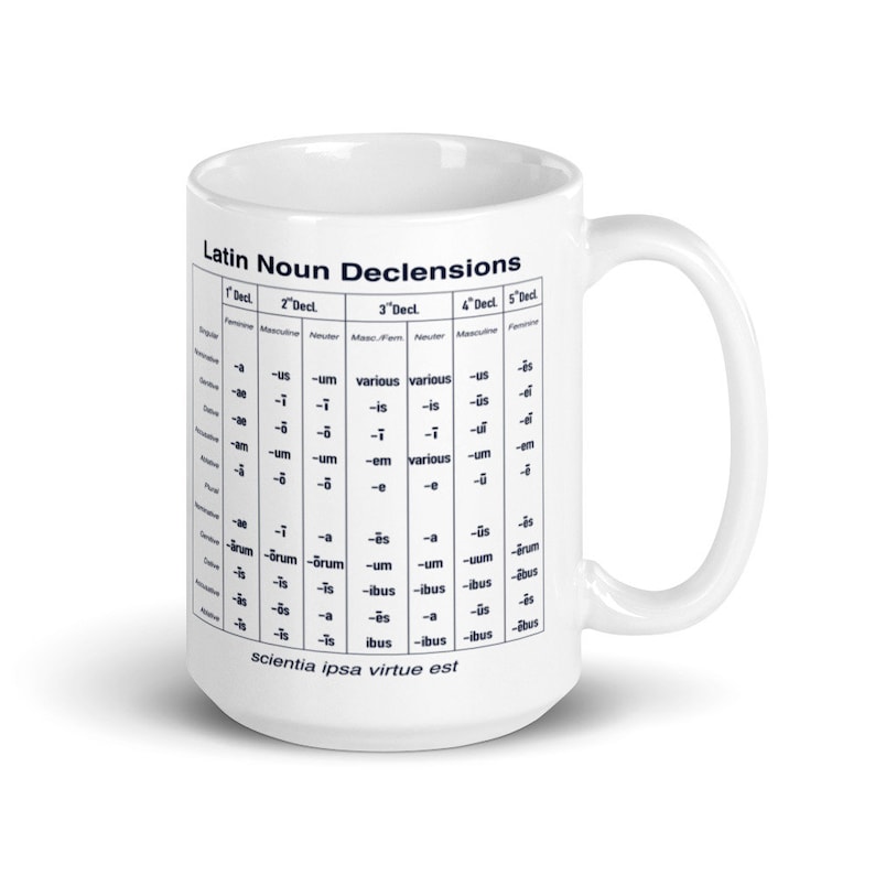 Pode incluir: Caneca de cer&acirc;mica branca com um gr&aacute;fico em preto e branco das declina&ccedil;&otilde;es dos substantivos latinos. O gr&aacute;fico inclui o n&uacute;mero de declina&ccedil;&atilde;o, o g&ecirc;nero e as termina&ccedil;&otilde;es para cada declina&ccedil;&atilde;o. O texto na parte inferior da caneca diz "scientia ipsa virtue est".