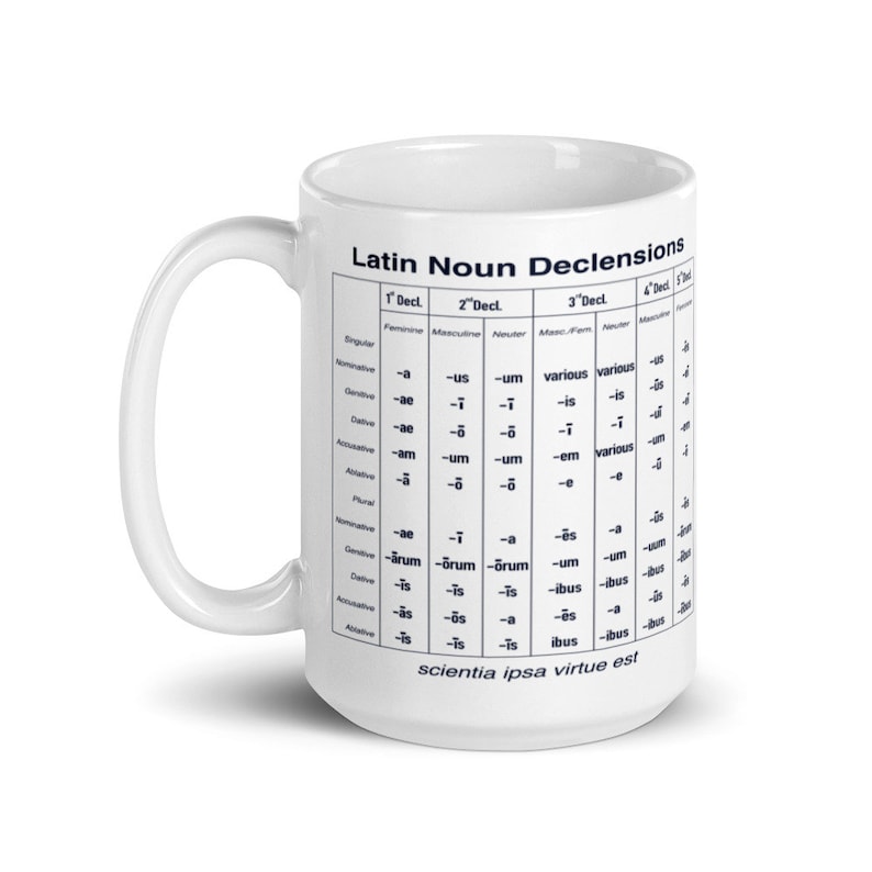 Pode incluir: Caneca de cer&acirc;mica branca com um gr&aacute;fico em preto e branco das declina&ccedil;&otilde;es dos substantivos latinos. O gr&aacute;fico inclui a primeira, segunda, terceira e quarta declina&ccedil;&atilde;o. O texto na parte inferior da caneca diz "scientia ipsa virtue est".