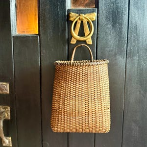 Cesta colgante de pared con asa Talton Cottage, cesta para flores para puerta de entrada, cesta colgante de ratán, cesta de reunión de fondo plano