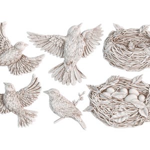 Pode incluir: Uma cole&ccedil;&atilde;o de figuras decorativas de p&aacute;ssaros e ninhos em branco sujo. Os p&aacute;ssaros est&atilde;o em v&aacute;rias poses, incluindo voo e pousados. Os ninhos s&atilde;o intrincadamente tecidos e cont&ecirc;m ovos. Ideal para decora&ccedil;&atilde;o de casa.