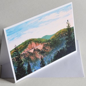 Cartão de felicitações dobrado com envelope - Colfax Califórnia, trem, Cabo Horn, China Wall, pinheiros, montanhas de Sierra Nevada, natureza, pintura