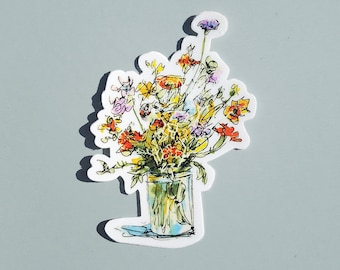 Può includere: Un'illustrazione ad acquerello di un mazzo di fiori selvatici in un barattolo di vetro trasparente. I fiori sono un mix di giallo, arancione, rosso, viola e bianco.