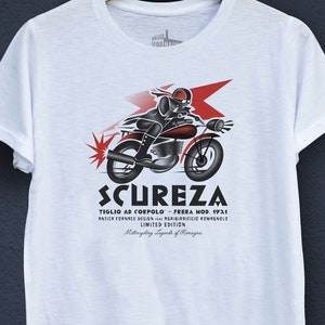 Könnte beinhalten: Weißes T-Shirt mit einer roten und schwarzen Illustration einer Person, die ein Motorrad fährt. Der Text "SCUREZA" ist in Schwarz gedruckt, darunter der Text "TIGLIO AD CORPOLO - FRERA MOD 1941". Darunter steht der Text "LIMITED EDITION".