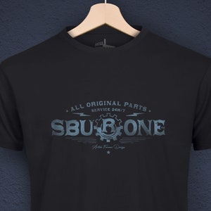 Könnte beinhalten: Schwarzes T-Shirt mit einem blauen und weißen Grafikdesign mit dem Text "ALL ORIGINAL PARTS - SERVICE 24H/7 - SBU BONE -  Antica Fornace Design".