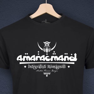 Könnte beinhalten: Schwarzes T-Shirt mit einem weißen Grafikdesign mit dem Text "Amaracmand" und "Integralisti Romagnoli".