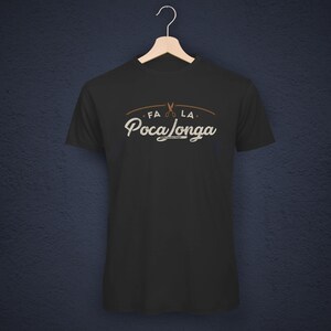 Könnte beinhalten: Schwarzes T-Shirt mit dem Text "FA LA Poca Longa" in einer stilisierten Schriftart. Das Design beinhaltet eine Schere. Das Shirt hängt an einem Holzbügel vor einem dunkelblauen Hintergrund.