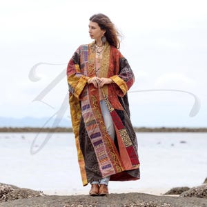 Cordelia Ochre Odyssey Geborduurde Patchwork Kimono Duster | Oversized Boho-jas met spiegelwerk