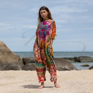 Plus Size Batik Jumpsuit: Handgefertigter Baumwoll Strampler mit Peace Symbol - Sadie