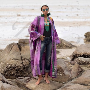 Kimono largo de seda acolchada Kohana / Abrigo bohemio de lujo con retazos en color violeta imperial