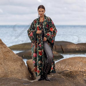 Plus Size Lång Kimonojacka i Sammet | Emerald Bazaar Boho Duster, Mai Sammetsmorgonrock