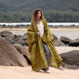 Kimono largo de seda sari Harper Vintage en color verde oliva dorado / Bata bohemia de talla grande