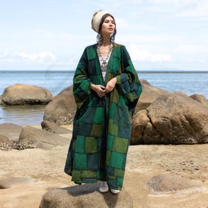 Handgjord bohemisk kimono med lapptäcke: Skogsgrön festivalkappa i bomull - Veda