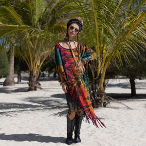 Verwen je innerlijke vrije geest met de handgemaakte tie-dye-jurk van Zinnia Pearl - Arlo Een gedurfde en mooie manier om je authentieke zelf te uiten