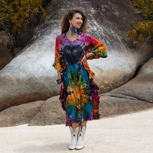 Robe caftan tie-dye grande taille : tenue de plage festival coeurs noirs teints à la main - Mystic