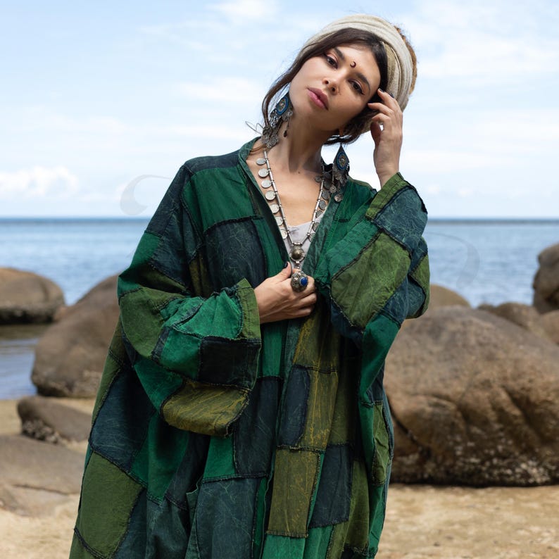 Effortless Style & Comfort
With an open front, button closure, and convenient pockets, this oversized kimono duster offers ease and sophistication. The slouchy silhouette, long sleeves, and drop shoulders provide a relaxed yet flattering fit.