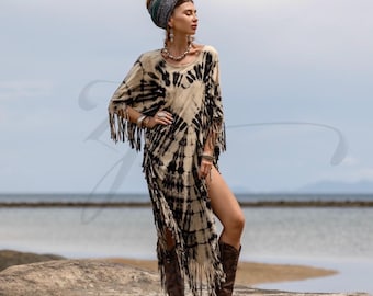 Handfärgad tie-dye kaftanklänning med fransar: Plus size bohemisk festivalponcho - Arlo