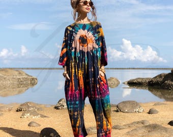 Plus Size Tie-Dye Jumpsuit: Handgefärbter himmlischer Strampler - Sadie