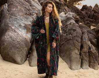 MAI Velvet Kimono: una fusión ejemplar de opulencia y arte: eleva tu guardarropa con este símbolo de la refinada moda boho