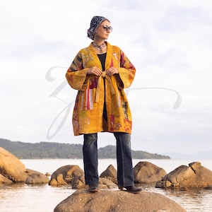 Vintage Golden Bazaar vändbar quiltad jacka | Kantha lapptäcke boho kappa | The Indira