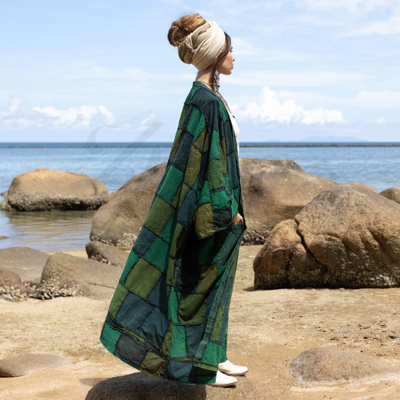 The Veda Boho Patchwork Kimono Duster - Plus Size Forest Green Festival Coat
Enhance your boho style with The Veda Plus Size Patchwork Kimono Duster. This handcrafted duster jacket is perfect for festivals, casual outings, or as a unique gift.