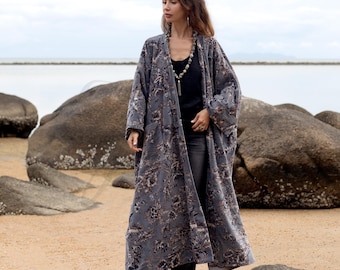 Fluwelen kimonostofjas boho - grote maten lang gewaad met bloemen in maanverlichte as | Harper Jade