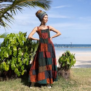 Radiant Reverie: abito lungo con grembiule patchwork Binsa fatto a mano per le regine boho, che abbraccia l'inclusività con l'eleganza di ispirazione vintage