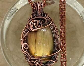 Kupfer Halskette mit Gold Labradorit, Kupfer Boho Anhänger, handgemachter Schmuck Geschenk, Energie und Stärke Amulett, Ethno Design