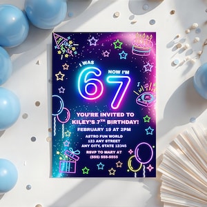 Può includere: Un invito per una festa di compleanno con un design al neon. L'invito recita "Ero 67, ora ho 67 anni". Include i dettagli per il 7° compleanno di Kiley, tra cui data, ora e luogo. L'invito è decorato con stelle, palloncini e una torta.