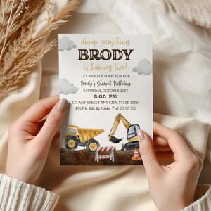 Könnte beinhalten: Eine Geburtstagseinladung mit einem Baustellen-Thema. Der Text lautet "dump everything BRODY is turning two!" mit Party-Details. Das Design umfasst Illustrationen eines Muldenkippers, eines Baggers und Baustellenabsperrungen.