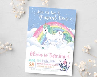 Può includere: Un biglietto d'invito azzurro con un design di unicorno, arcobaleno e nuvole. Il testo recita "Join Us For A Magical Time" e "Olivia is Turning 5". Il biglietto include i dettagli dell'evento e un'illustrazione del castello.