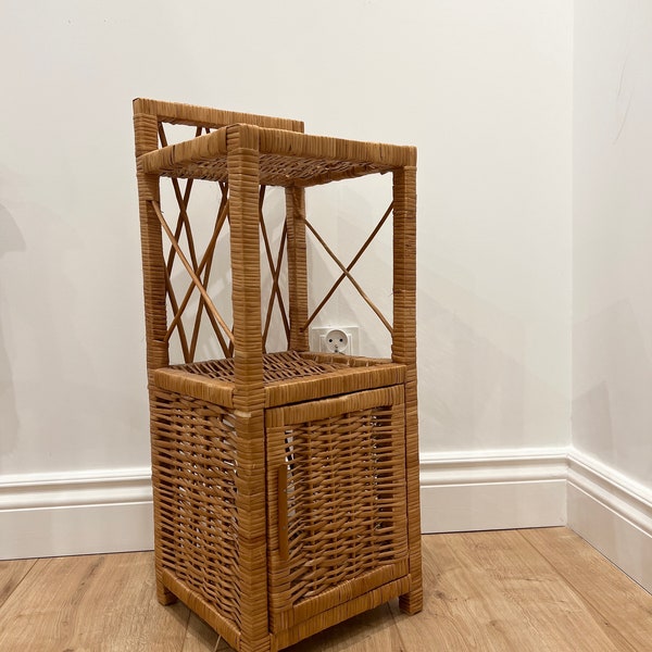 Armario estrecho de mimbre con estantes, unidad de almacenamiento de ratán, organizador de baño pequeño, muebles bohemios hechos a mano