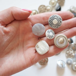 Botones decorativos vintage mixtos – Gris plateado, costura artesanal, 60 unidades, tamaño pequeño y mediano