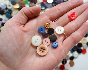boutons mignons petits, boutons vintage de recyclage recyclés, multicolore 2 entiers, 4 boutons entiers, mélange de boutons en vrac, boutons d'illustration