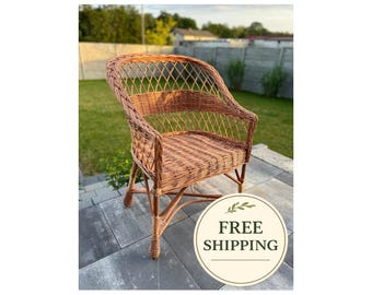 Op de afbeelding: Een handgemaakt houten bord met de tekst "Welcome to our home" in een handgeschreven stijl. Het wit geschilderde bord heeft zwarte letters en een verweerde afwerking, met een afmeting van ongeveer 30 cm breed en 15 cm hoog.