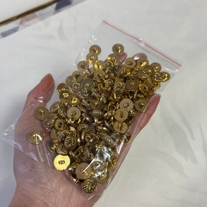 Kleine knopen met gouden schacht: 140-delige verfraaiingsset