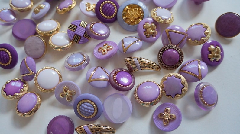 schachtknopen, mix set lila kleur paarse decoratieve knopen, 65 stuks medium, knopen voor decoratie om te naaien lieve schattige knopen mix afbeelding 2