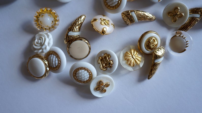 mix buttons set white gold 65 pieces different MEDIUM decorative buttons for decoration to sew sweet cute buttons mix zdjęcie 8