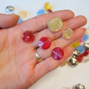 Juego de 100 botones arcoíris vintage para manualidades de costura, pequeños y medianos.