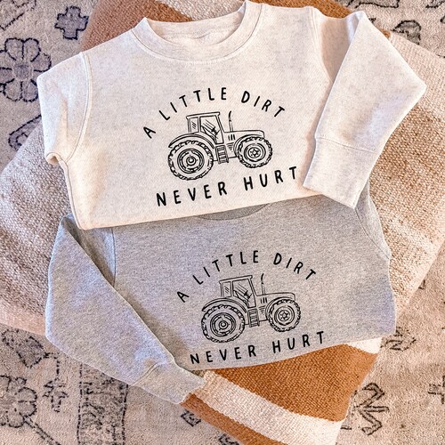 幼児用トラクタースウェットシャツ男の子、少しの汚れは気にしない、ファーマーシャツ、トラクターTシャツ、トラクターバースデーボーイ、幼児用スウェットシャツ男の子、