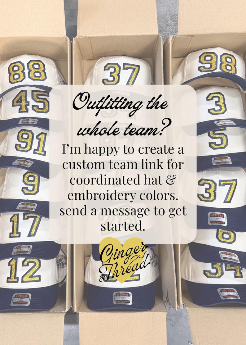 Puede incluir: Varias gorras de b&eacute;isbol blancas y azul marino dispuestas en cajas de cart&oacute;n. Cada gorra presenta un n&uacute;mero grande de color dorado brillante bordado en la parte delantera. El texto superpuesto dice: Outfitting the whole team? I'm happy to create a custom team link for coordinated hat & embroidery colors. send a message to get started. Ginger Thread.