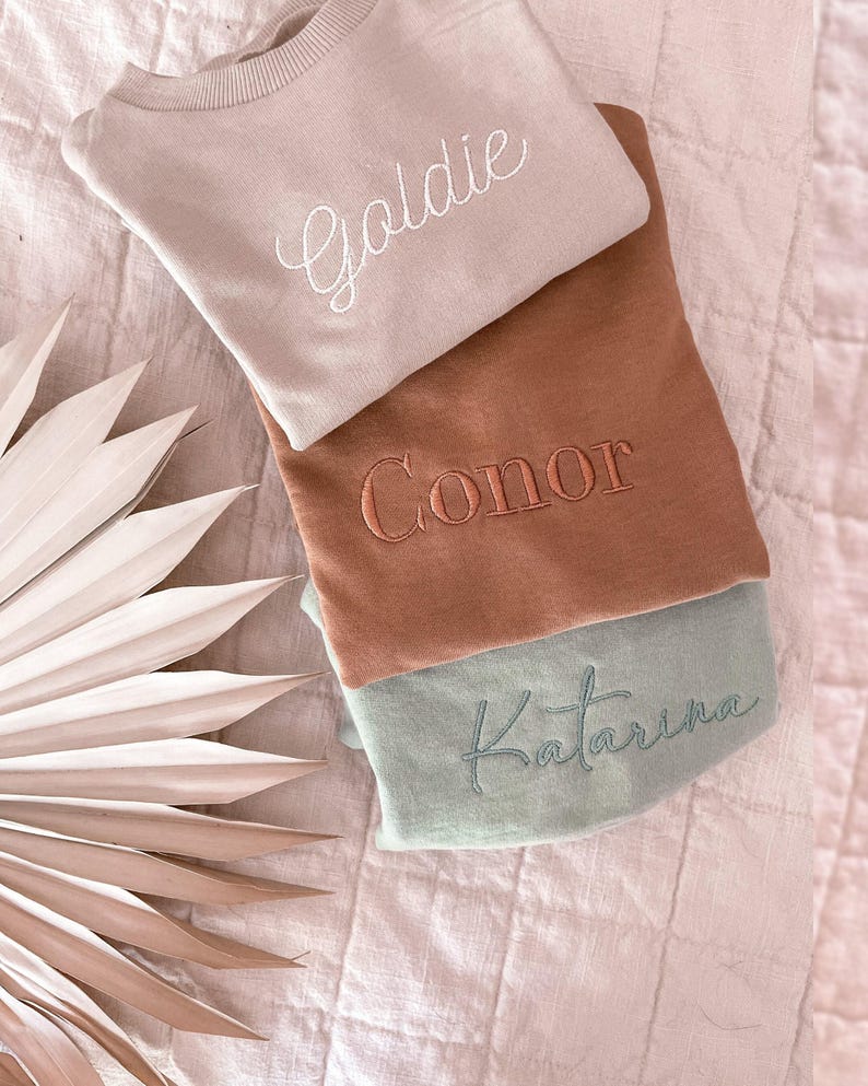 Sudadera infantil bordada personalizada, Sudadera personalizada para niño pequeño, Regalo de segundo cumpleaños para niña, Camiseta con nombre bordado, Ropa orgánica para bebé imagen 1