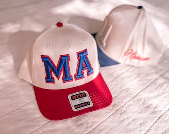 Gorra con letras universitarias bordadas personalizadas, gorra de béisbol bordada abullonada, mercancía universitaria bordada personalizada, gorra de camionero de la Universidad Estatal