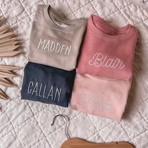 Sudadera infantil bordada personalizada, Sudadera personalizada para niño pequeño, Regalo de segundo cumpleaños para niña, Camiseta con nombre bordado, Ropa orgánica para bebé imagen 3