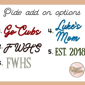 Puede incluir: Una pantalla gr&aacute;fica blanca titulada Side add on options que muestra cinco estilos de bordado numerados: 1. Go Cubs en rojo, 2. FWHS en marr&oacute;n oscuro, 3. FWHS en gris claro, 4. Luke's Mom en azul y 5. EST. 2018 en verde oscuro, con un logo Ginger & Babe.
